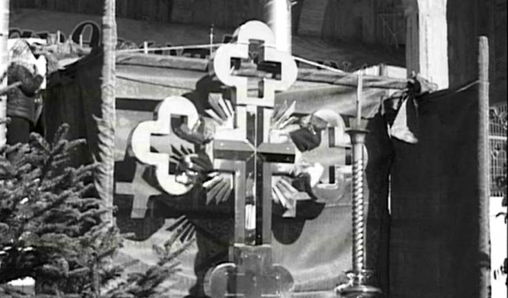 Ανύψωση του σταυρού του τρούλου με το ρωσικό τυπικό